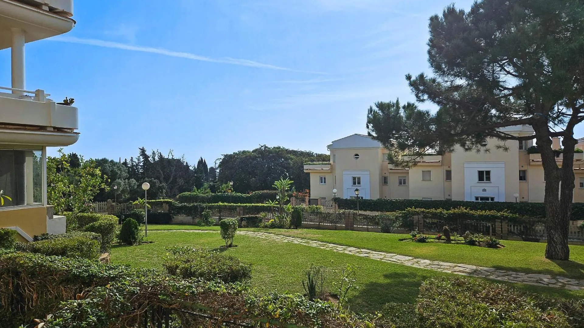 2 Bed Garden Apartment Las Mimosas Cabopino Marbella España