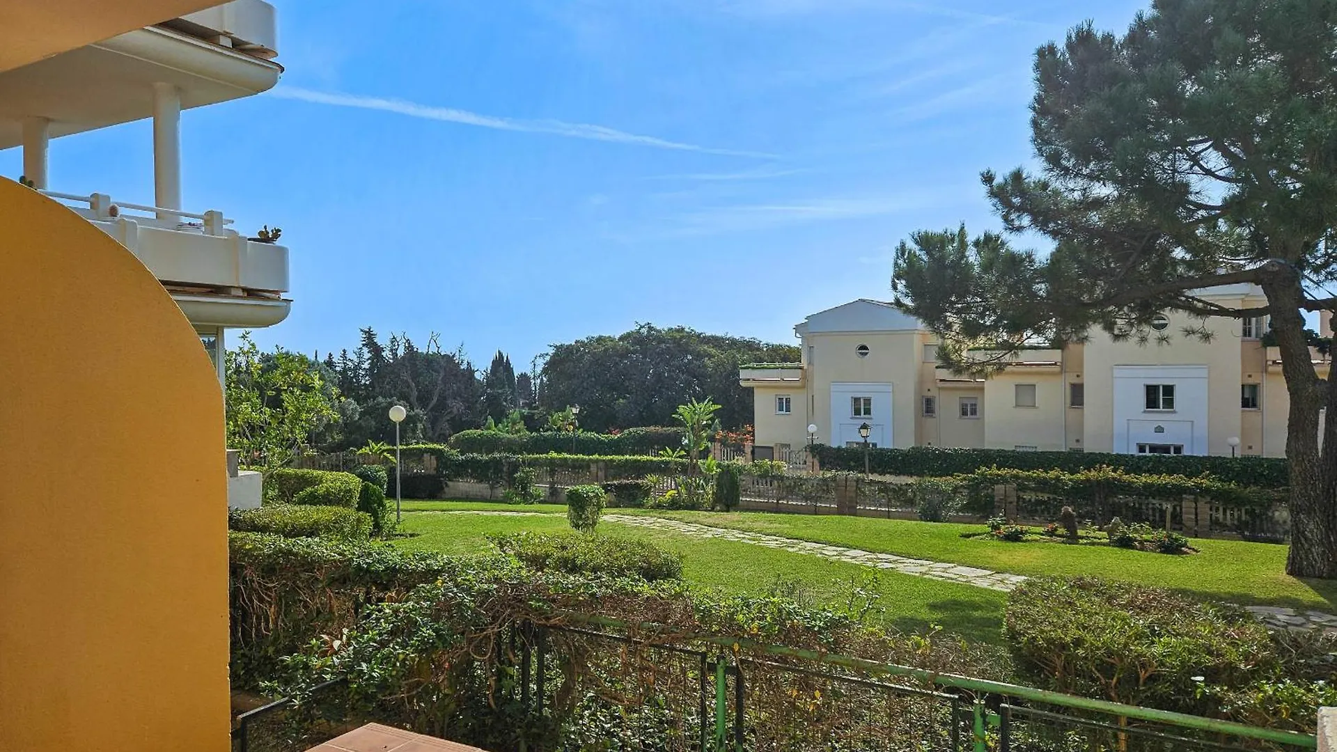 2 Bed Garden Apartment Las Mimosas Cabopino Marbella Spanien
